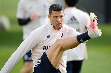 Tricou cu dedicaţie al lui Cristiano Ronaldo, scos la licitaţie pentru victimele erupţiei vulcanice din La Palma