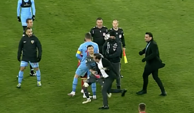 Scandal la finalul meciului Yeni Malatyaspor – Kayserispor: Preşedintele gazdelor a sărit să-i atace pe arbitri, jucătorii au criticat dur brigada. Reacţia lui Şumudică - VIDEO