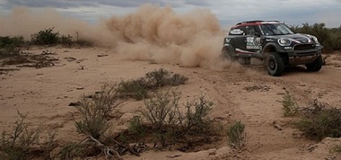 Preşedintele clubului US Orleans, participant la Raliul Dakar, a fost rănit grav la picior după o explozie în maşina sa