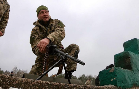 Vitali Klitschko face pregătire militară cu rezerviştii ucraineni. El spune că Putin este “o cangrenă” pentru Europa
