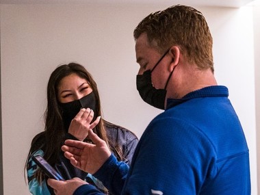 O tânără i-a salvat viaţa unui oficial al echipei Vancouver Canucks cu o observaţie făcută la un meci