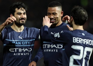 Manchester City în 16-imile Cupei Angliei, după 4-1 cu echipa de liga a patra Swindon Town. City a avut mai mulţi jucători indisponibili din cauza covid-19