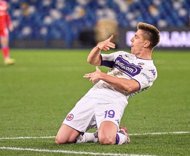 Fiorentina în sferturile Cupei Italiei, după ce a învins cu 5-2 după prelungiri Napoli. Trei jucători au fost eliminaţi