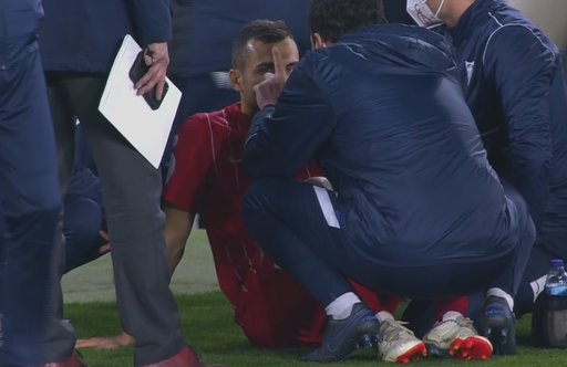Poliţia spaniolă a reţinut o persoană suspectată că l-ar fi lovit pe jucătorul Joan Jordan la derbiul oraşului Sevilla