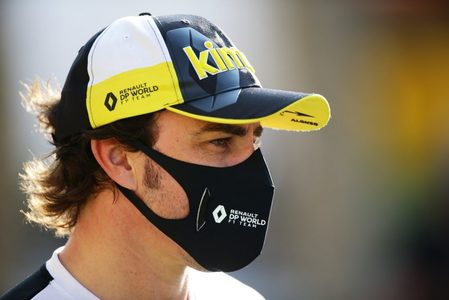 Fernando Alonso a fost operat la maxilar. Pilotului spaniol i-au fost scoase plăcile de titan puse în maxilar după accidentul cu bicicletă din 2021
