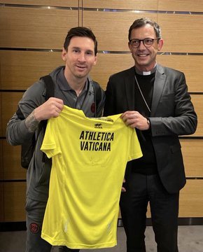 Lionel Messi a primit un tricou cu dedicaţie de la Papa Francisc