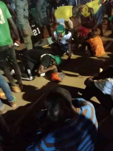 Busculadă la intrarea pe stadion înainte de meciul Camerun - Insulele Comore. Cel puţin opt persoane au murit
