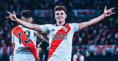 Manchester City l-a achiziţionat pe atacantul argentinian Julian Alvarez