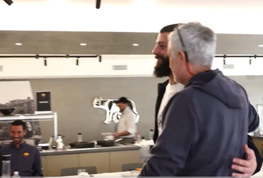 Un fan Jose Mourinho, invitat la masă de portughez după ce a stat o săptămână la intrarea în baza de pregătire a AS Roma – VIDEO
