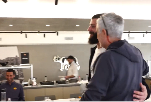 Un fan Jose Mourinho, invitat la masă de portughez după ce a stat o săptămână la intrarea în baza de pregătire a AS Roma – VIDEO