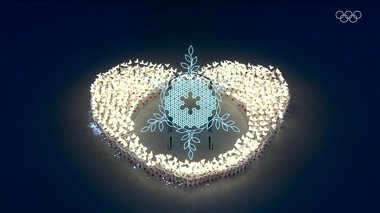 Jocurile Olimpice de iarnă au început sub semnul primăverii şi al fulgului de nea. Beijing a devenit primul oraş gazdă a JO de vară şi de iarnă