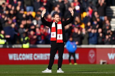 Christian Eriksen, ovaţionat la stadionul echipei Brentford de fanii noii sale echipe - VIDEO