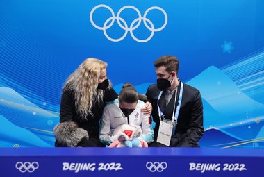 Anna Şcerbakova a câştigat titlul olimpic la patinaj artistic. Valieva, afectată de problemele cu care se confruntă, a greşit şi a încheiat pe locul 4