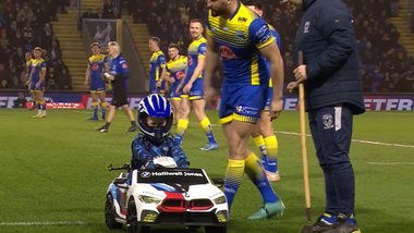 Rugby în XIII: Aventurile amuzante ale mascotei "Whizzy Rascal" la un meci din Super League - VIDEO - 