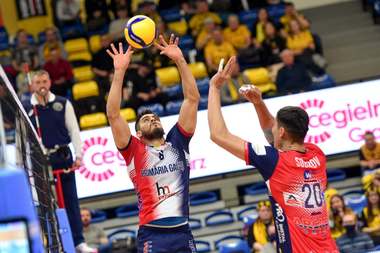 Arcada Galaţi şi Steaua Bucureşti s-au calificat în semifinalele Cupei României la volei masculin