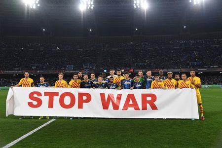 Banner cu mesaj împotriva războiului, afişat de fotbalişti înainte de meciul Napoli – FC Barcelona. Şi Malinovski (Atalanta) a arătat un mesaj