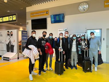 Fotbaliştii străini de la echipa Dnepr Dnepropetrovsk au părăsit Ucraina şi au intrat în România prin Vama Siret. Şapte dintre ei au mers la Iaşi, apoi au plecat cu avionul către Viena 