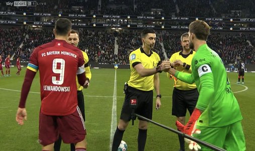 Lewandowski a jucat purtând o banderolă în culorile Ucrainei