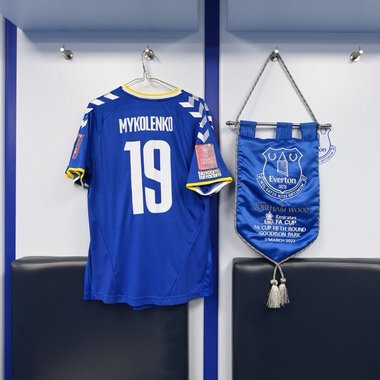 Mikolenko, căpitanul echipei Everton la meciul cu Boreham Wood, din Cupa Angliei. Cele două echipe şi-au manifestat sprijinul pentru Ucraina