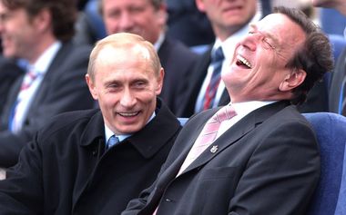 Federaţia Germană de Fotbal i-a retras fostului cancelar Gerhard Schroder statutul de membru de onoare, din cauza legăturilor sale cu Putin