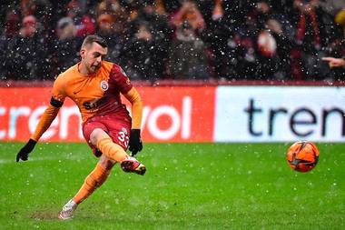 UPDATE: Cicâldău, pasă de gol în meciul Galatasaray - FC Barcelona, scor 1-2, în Liga Europa. Catalanii merg în sferturi / Echipele din Sevilla, gazda finalei, au părăsit dramatic competiţia