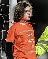 Un activist de mediu s-a legat de poartă la meciul Everton - Newcastle
