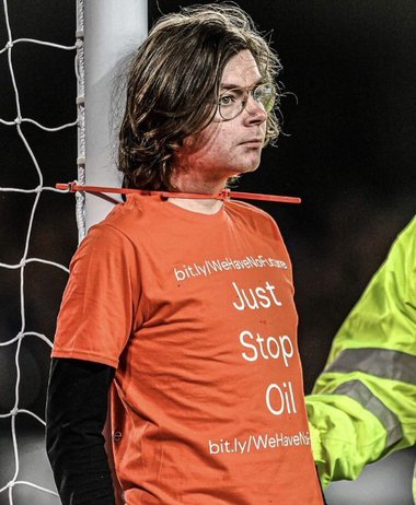 Un activist de mediu s-a legat de poartă la meciul Everton - Newcastle