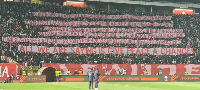 Mesaj controversat al fanilor de la Steaua Roşie Belgrad la meciul cu Glasgow Rangers, încheiat cu "Daţi o şansă păcii"