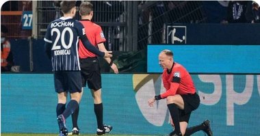 Meciul Bochum - Gladbach, întrerupt definitiv după ce un asistent a fost lovit în cap cu obiect aruncat din tribună: "Un idiot a aruncat ceva în tuşier"