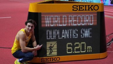 Armand Duplantis şi-a îmbunătăţit recordul mondial la săritura cu prăjina