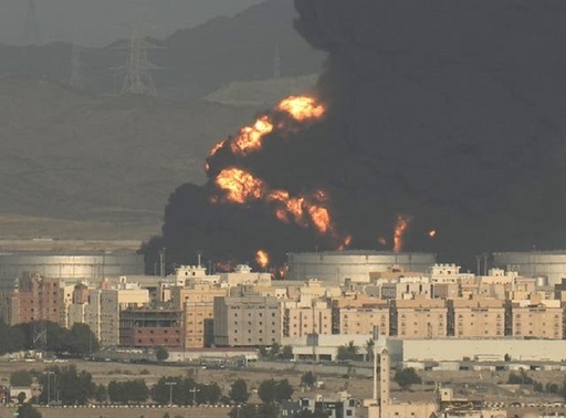 Incendiu imens după un atac cu rachetă la câţiva kilometri de circuitul de F1 din Jeddah, unde are loc în acest weekend GP-ul Arabiei Saudite – VIDEO
