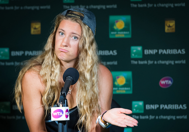 Victoria Azarenka a anunţat că va lua o pauză după ce a abandonat un meci în care era dominată de o jucătoare de 16 ani