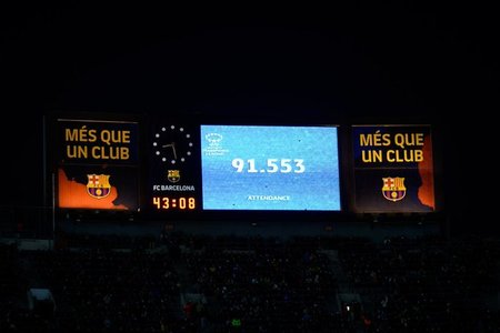 Record în fotbalul feminin: 91.553 de spectatori au fost prezenţi la meciul FC Barcelona - Real Madrid, scor 5-2. Echipa catalană s-a calificat în semifinalele Ligii Campionilor
