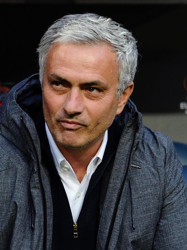 Mourinho, luat la ţintă cu un bulgăre de zăpadă de un fan norvegian - VIDEO