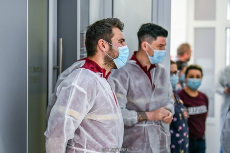 Adrian Mutu, Cristi Săpunaru şi Dragoş Grigore au vizitat secţiile de pediatrie şi radiologie de la Spitalul Judeţean Arad - FOTO -