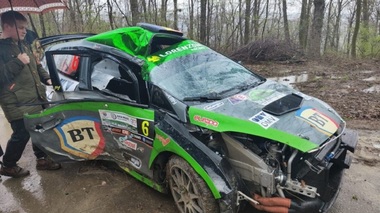Accident la Raliul Maramureşului: echipajul Marişca/Itu s-a izbit de un copac. Copilotul a ajuns la spital