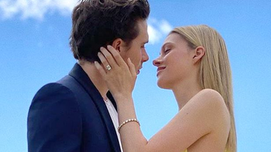 Brooklyn Beckham, fiul cel mare al lui David şi Victoria Beckham, s-a căsătorit cu Nicola Peltz. Printre invitaţi la eveniment s-au aflat Serena Williams, Eva Longoria sau Gordon Ramsay