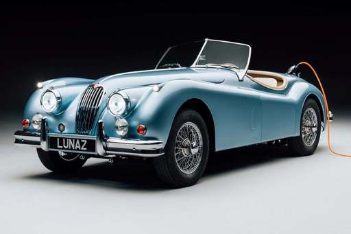 David Beckham le-a făcut cadou de nuntă fiului său Brooklyn şi Nicolei Peltz un automobil Jaguar de epocă de 500.000 de lire sterline
