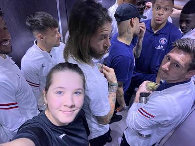 O tânără jucătoare de golf, vedetă în social media după ce şi-a făcut selfie-uri în lift cu starurile echipei PSG