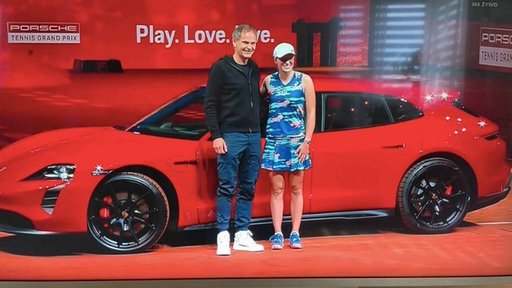 Iga Swiatek a primit un Porsche Taycan după ce a câşigat turneul de la Stuttgart: E ciudat pentru că am permis de conducere de doar şase luni