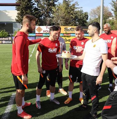 Olimpiu Moruţan, sărbătorit la împlinirea a 23 de ani de coechipierii de la Galatasary cu tort, înainte de antrenament - FOTO -