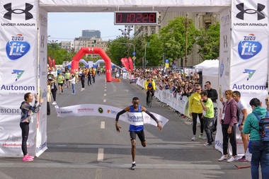 Mcungo Panuel şi Nahimana Cavaline, câştigătorii semimaratonului Bucureşti. Pe medalie se află doi sportivi români de elită. Printre concurenţi s-au numărat şi 17 ucraineni