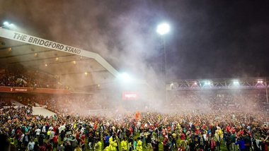 Un jucător al echipei Sheffield United, lovit violent cu capul în figură de un suporter al formaţiei Nottingham Forest - VIDEO