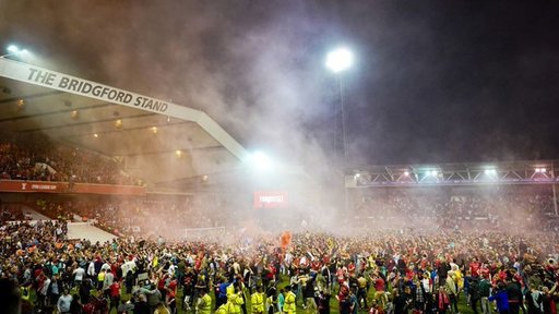 Un jucător al echipei Sheffield United, lovit violent cu capul în figură de un suporter al formaţiei Nottingham Forest - VIDEO