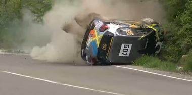 Echipaj răsturnat la Raliul Argeşului / Pilotul şi copilotul nu au fost răniţi - VIDEO