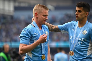 Zincenko a pus drapelul Ucrainei pe trofeul Premier League şi a plâns. Ce a declarat fotbalistul - VIDEO