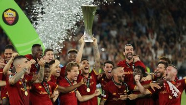 Aproximativ 3.000 de suporteri au aşteptat, la ora 04.00, sosirea echipei AS Roma de la Tirana