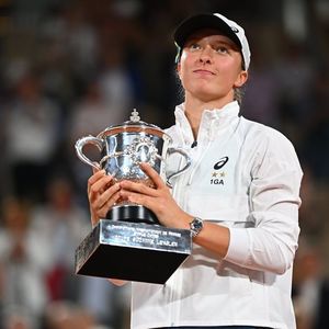 Momente emoţionante la ceremonia de acordare a trofeului la Roland Garros: Iga Swiatek a transmis şi un mesaj pentru ucraineni, în uralele publicului - VIDEO - 