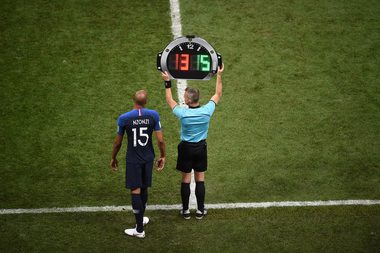 IFAB a decis: Opţiunea celor cinci schimbări devine permanentă