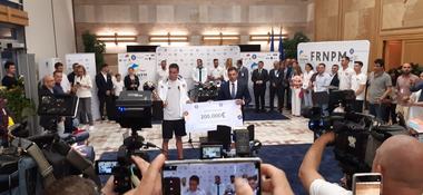 Novak despre Popovici: Un diamant, modelul de urmat. Suntem îndatoraţi să construim bazine / Ministrul i-a înmânat sportivului un cec de 200.000 de euro